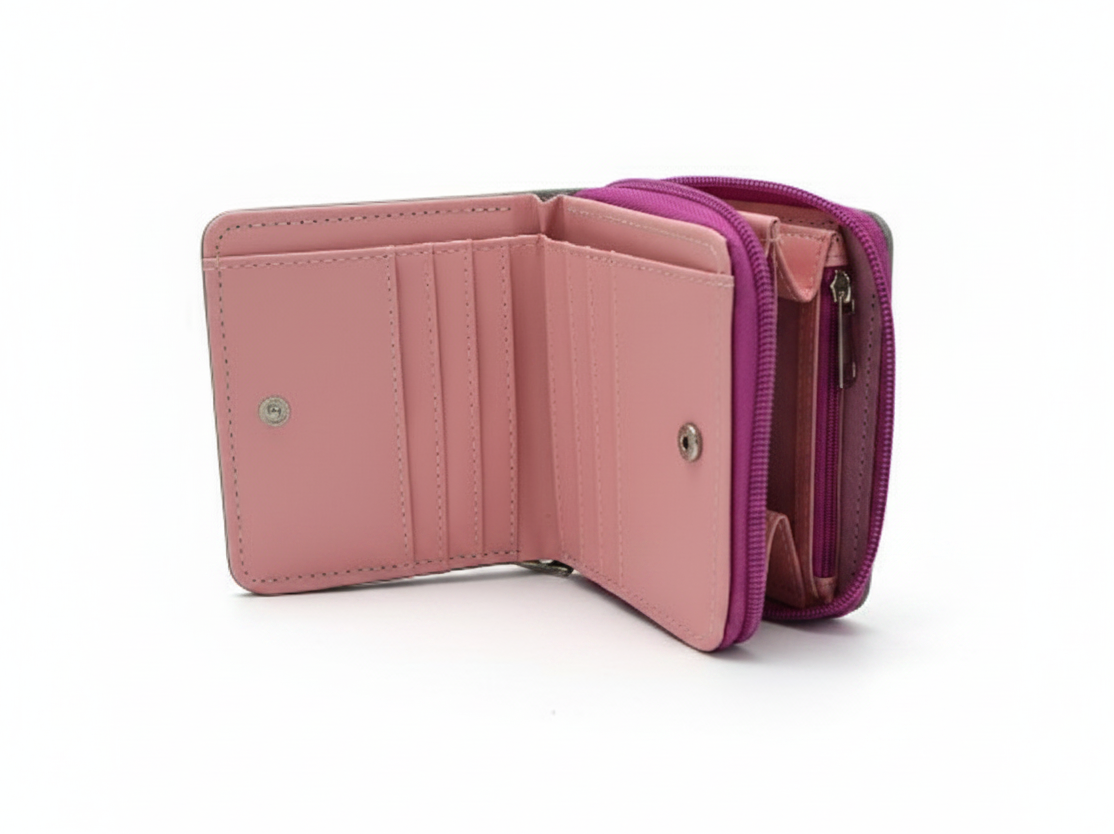 Billetera WISHFUL de PU graneado en color rosa con compartimentos internos para tarjetas y cierre de cremallera