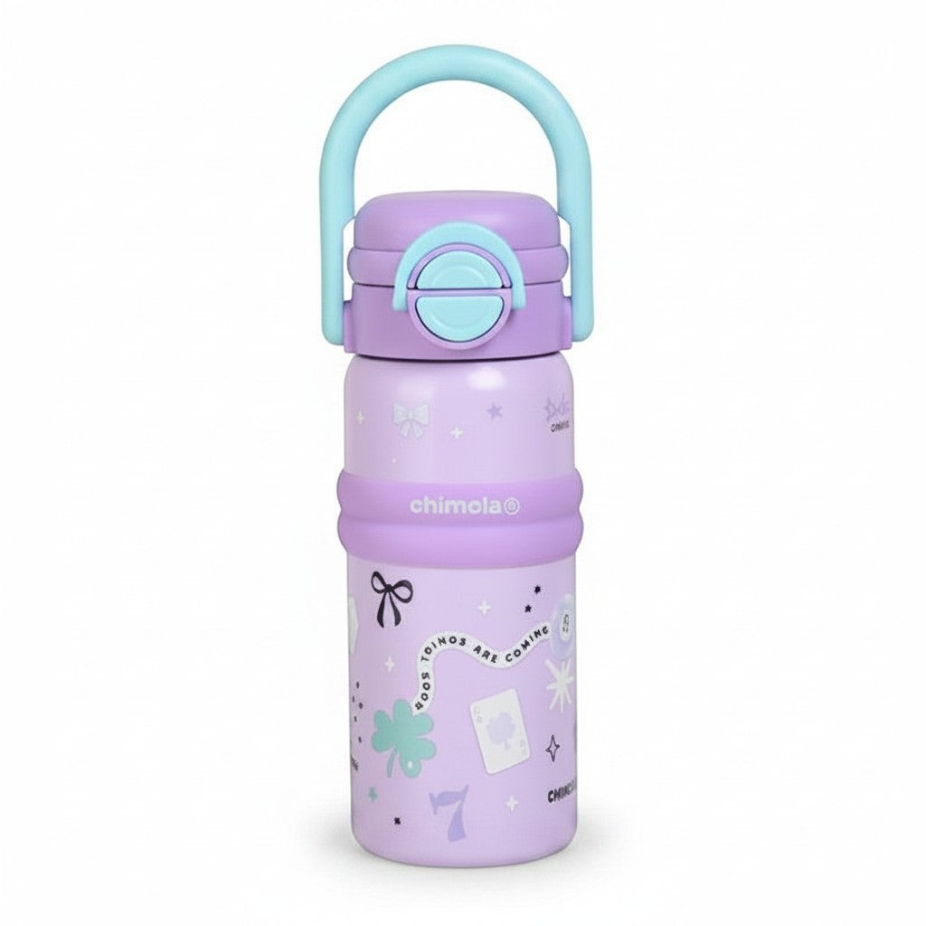 Botella térmica WISHFUL de 550ml en color lila con asa celeste, diseño estampado de tréboles y detalles infantiles.
