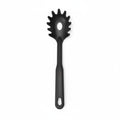 Cuchara para espaguetis WISHFUL de nailon negro con diseño ergonómico y orificio central para escurrir