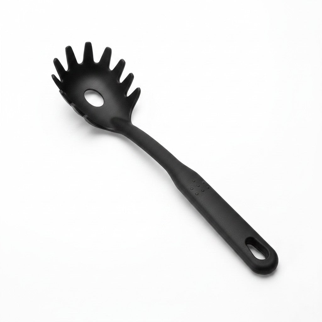 Cuchara para espaguetis WISHFUL de nailon negro con diseño ergonómico y orificio central para escurrir