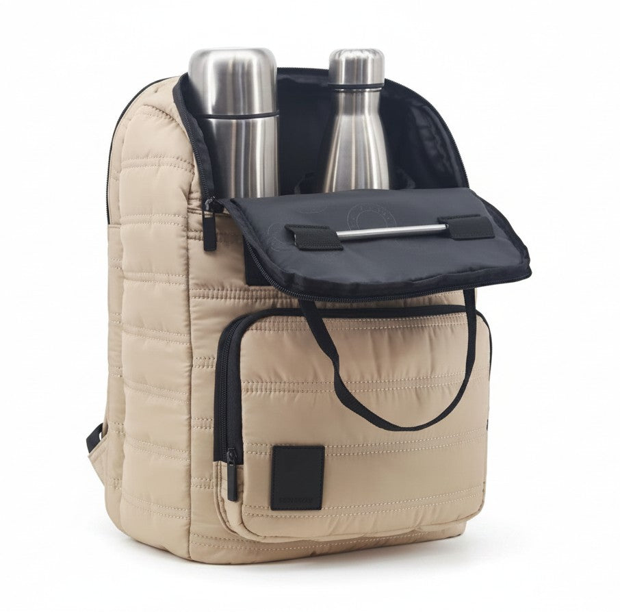Mochila matera acolchada beige WISHFUL con compartimentos para termo, yerbera y notebook, diseño urbano y funcional.
