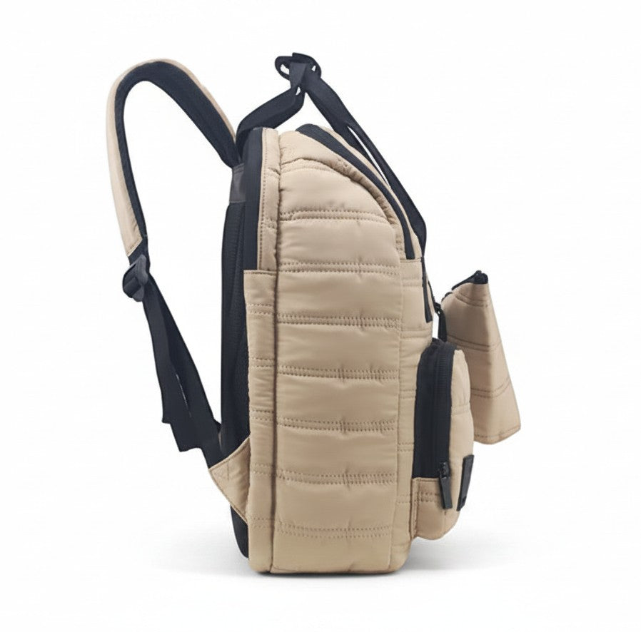 Mochila matera WISHFUL color beige acolchada con compartimentos para termo, yerbera y notebook, vista lateral.