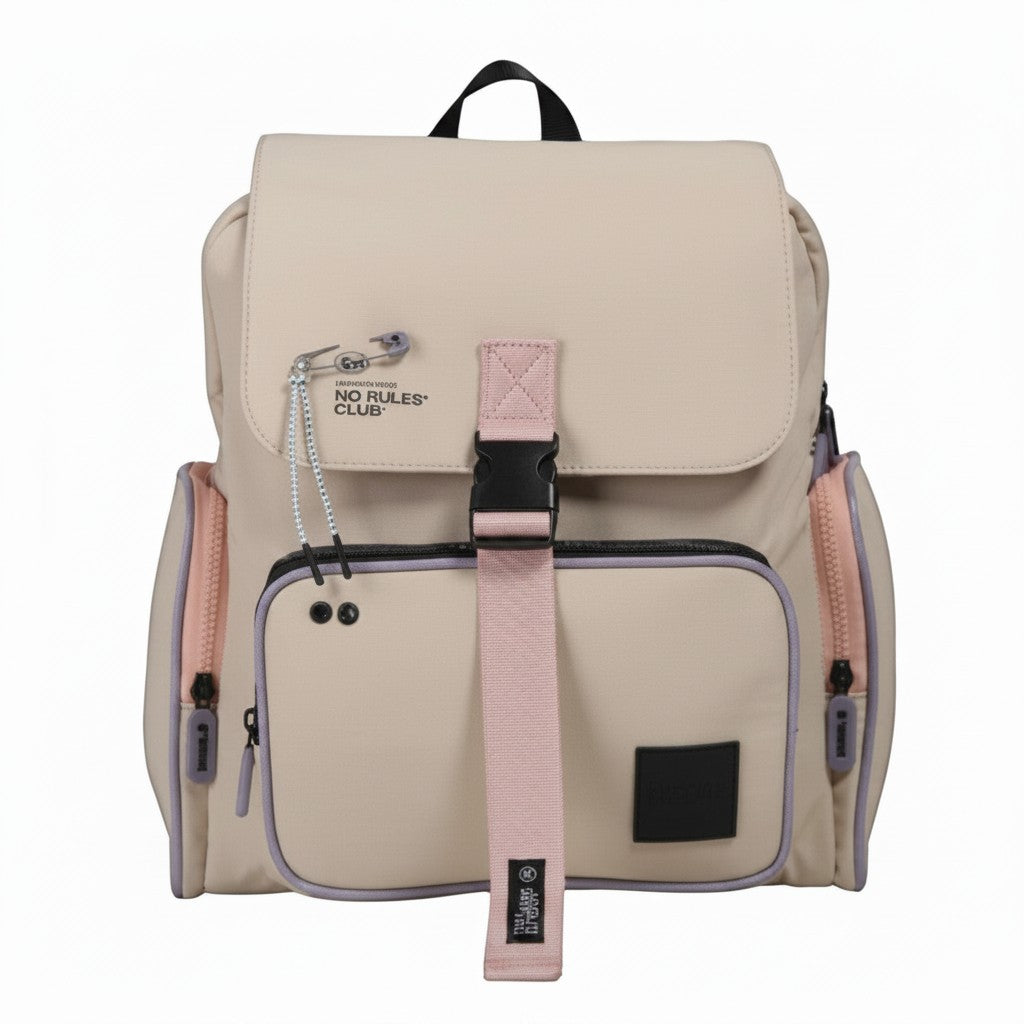 Mochila WISHFUL de nylon en color beige con solapa frontal, hebilla rosa, bolsillos laterales y detalle de imperdible