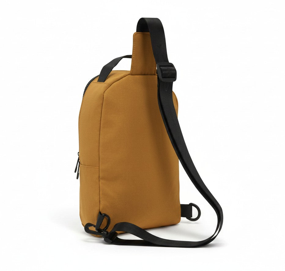 Morral cruzado WISHFUL de color mostaza con correa ajustable negra, diseño compacto y funcional para uso diario.