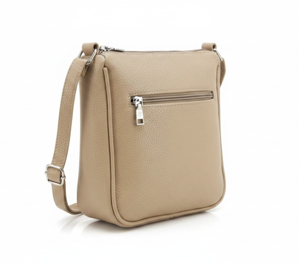 Morral WISHFUL de textura graneada en color beige con cierre metálico trasero y correa ajustable