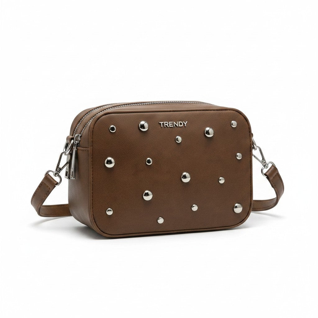 Morral WISHFUL color marrón con tachuelas plateadas, doble compartimento y correa ajustable