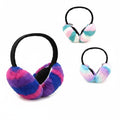 Orejeras de peluche WISHFUL con diseño de rayas multicolor y textura suave, ideales para el invierno.