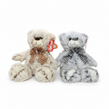 Dos osos de peluche WISHFUL de 25 cm sentados, uno beige y otro gris, con pelo bicolor y lazos a rayas a juego.