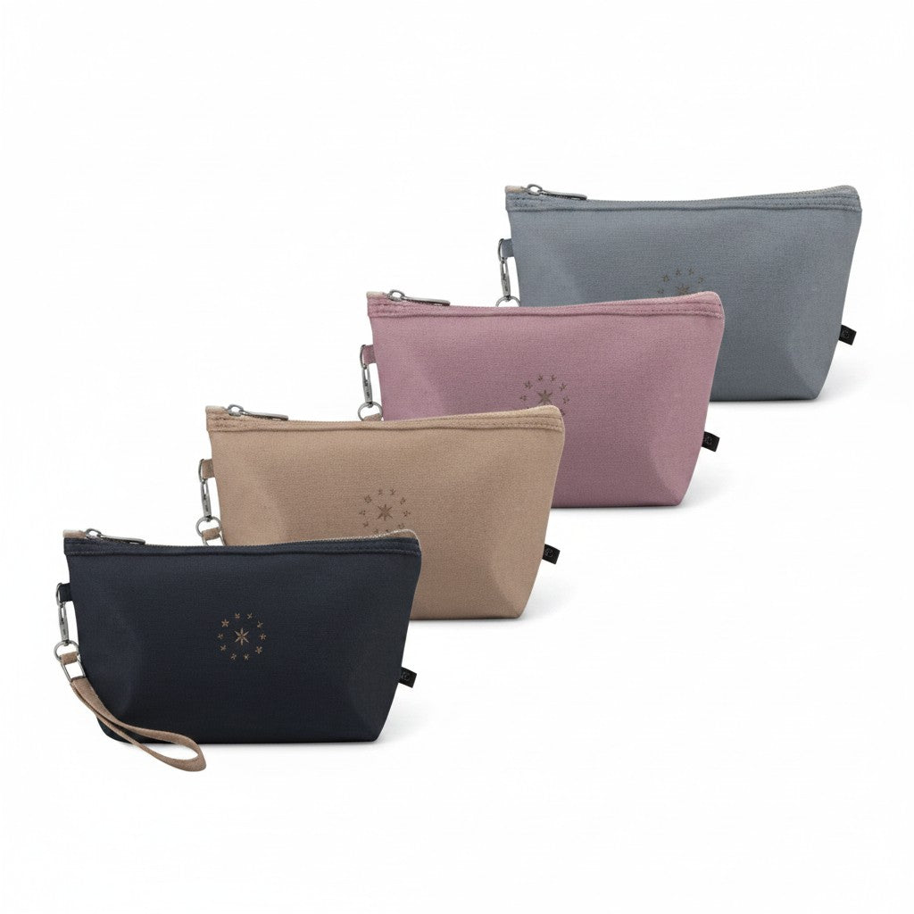 Set de cuatro portacosméticos WISHFUL rectangulares con textura graneada en colores negro, beige, rosa y gris.