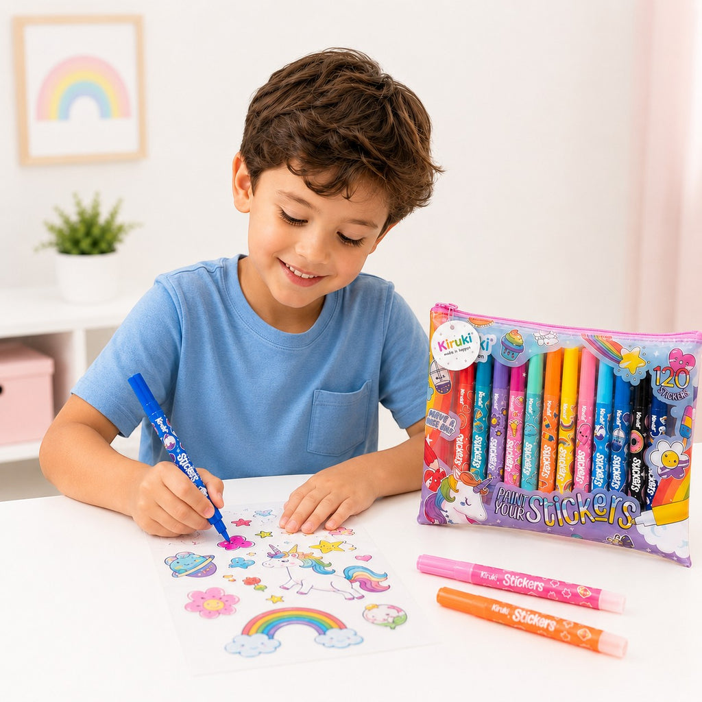Niño sonriente usando marcadores WISHFUL para colorear pegatinas de unicornio con estuche de accesorios incluido