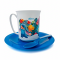 Set de taza, plato y cuchara WISHFUL con diseño de Stitch y estampado tropical de flores y hojas sobre fondo blanco