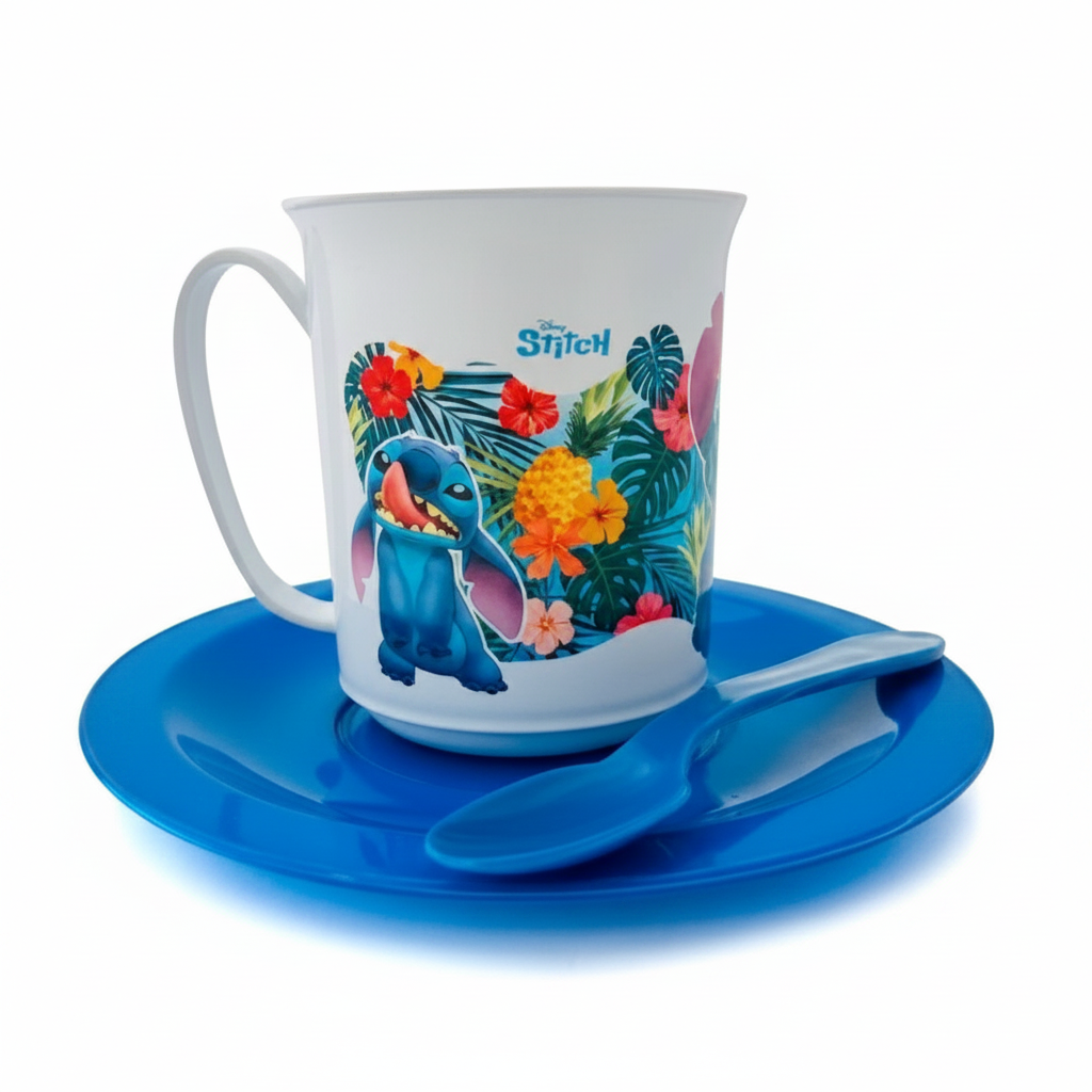 Set de taza, plato y cuchara WISHFUL con diseño de Stitch y estampado tropical de flores y hojas sobre fondo blanco
