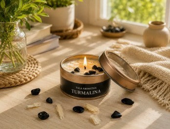 Vela aromática orgánica WISHFUL con cristales de turmalina negra en lata dorada sobre mesa de madera iluminada